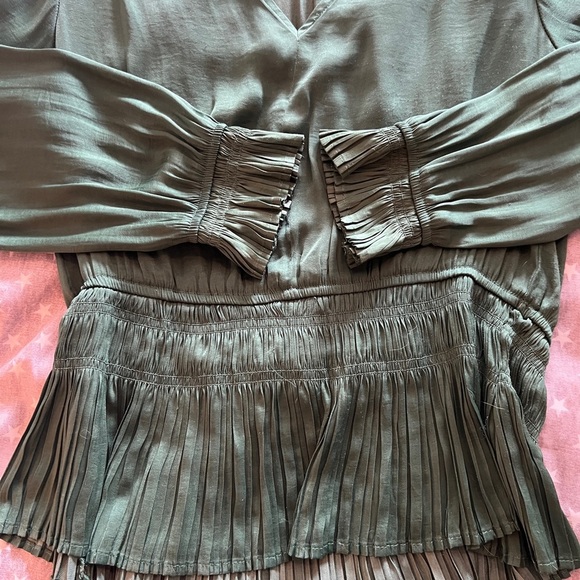 Philosophy Brushed Satin Peplum Smocked Green Tiny Pleats Hem LS - Top size M - Picture 4 of 7